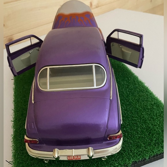 ERTL 1:18 Scale Diecast Car 1949 Mercury Lead Sled Coupe Purple with Flames - Picture 6 of 13
